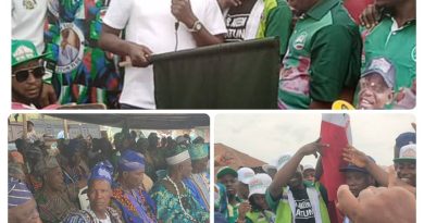 Akeem Olatunji Officially Receives PDP Flag As Chairmanship Candidate In Oluyole Ahead April Poll