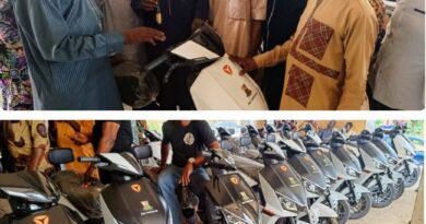 Oluyole LG boss, Olatunji presents 25 brand new bikes to PDP Ward chairmen Oluyole LG boss, Olatunji presents 25 brand new bikes to PDP Ward chairmen