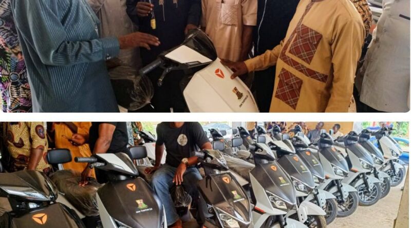 Oluyole LG boss, Olatunji presents 25 brand new bikes to PDP Ward chairmen Oluyole LG boss, Olatunji presents 25 brand new bikes to PDP Ward chairmen