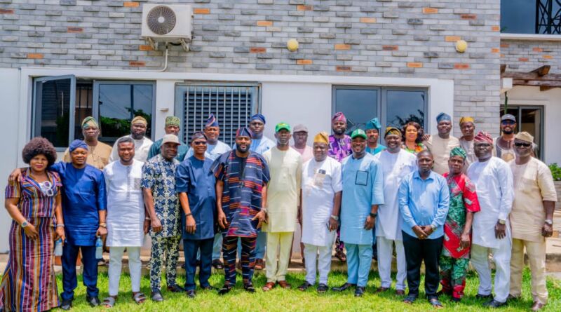 Ogundoyin Leads Oyo Lawmakers to Endorse Bimbo Adekanmbi as APM Governorship Aspirant at Strategic Breakfast Meeting