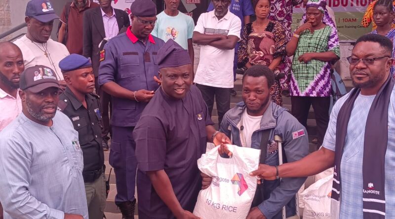 Oyo Govt, Private Foundation Distribute 30,000 Bags of Rice to Vulnerable Residents Oyo Govt, Private Foundation Distribute 30,000 Bags of Rice to Vulnerable Residents